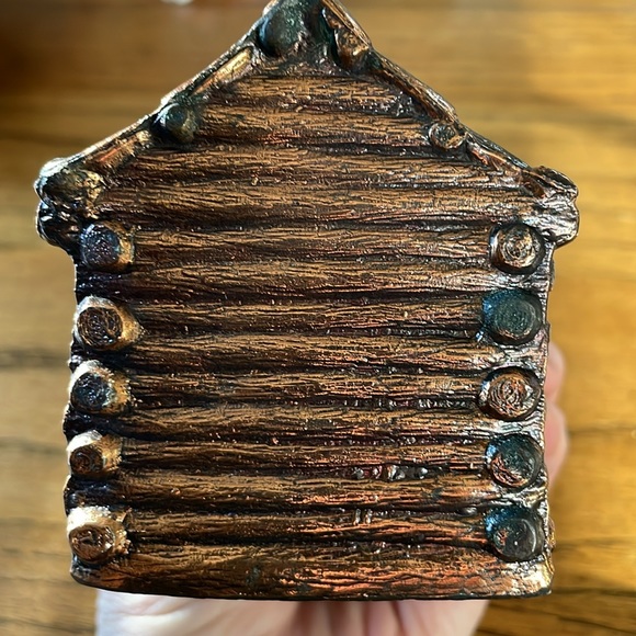 Vintage metal log cabin bank. Dimensions @ 4.25 x 2.5 x 3.25 in inches - Picture 8 of 10